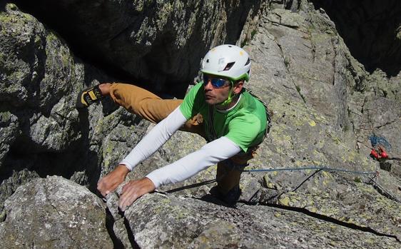 El guía titulado y profesor toledano Daniel Alonso Castilla escalando